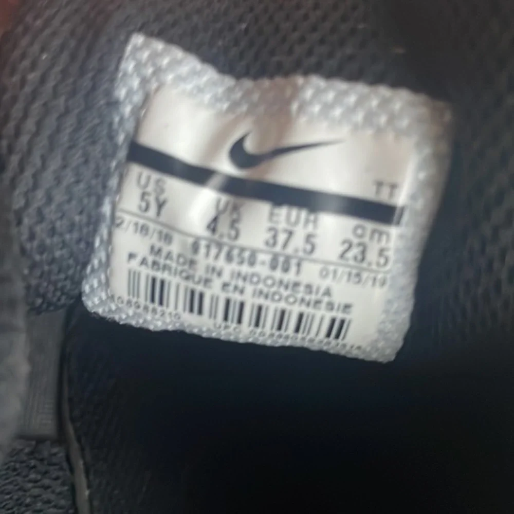 Nike shoes air youth size 5 or women’s size 6.5